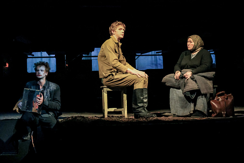 Сцена из спектакля «Материнское сердце»