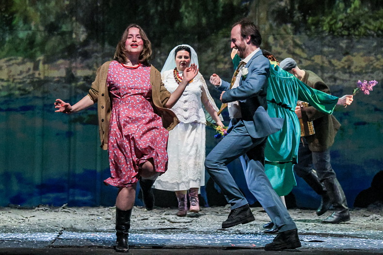 Сцена из спектакля «Материнское сердце»