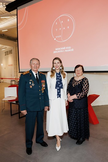 Евгения Гладкина с бабушкой и дедушкой