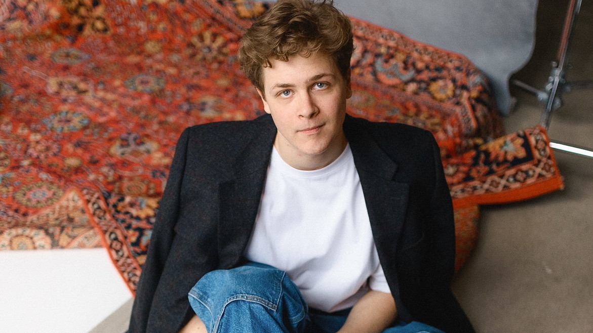 «Говорят, что мюзикл — легкий жанр, я так не думаю»: Митя Федоров о роли в мюзикле «Вальс-бостон» и работе артиста