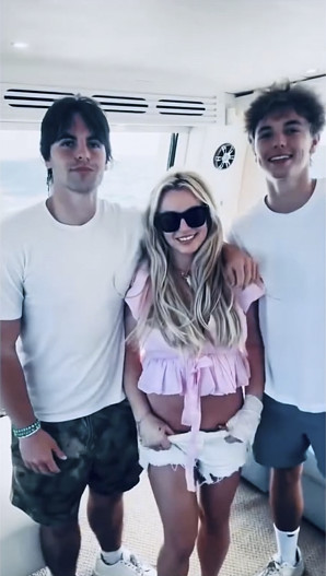 Бритни Спирс с сыновьями