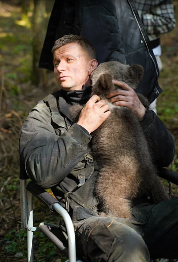 Роман Курцын с медвежонком