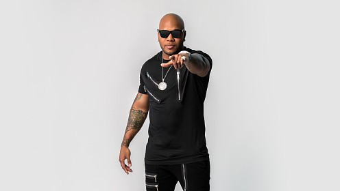 Вершины мировых чартов и рекорды продаж: рэпер Flo Rida выступит в Москве