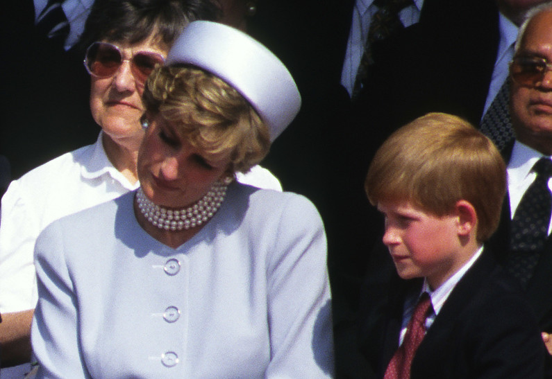 Принц Гарри обвинил королевский протокол в гибели своей матери