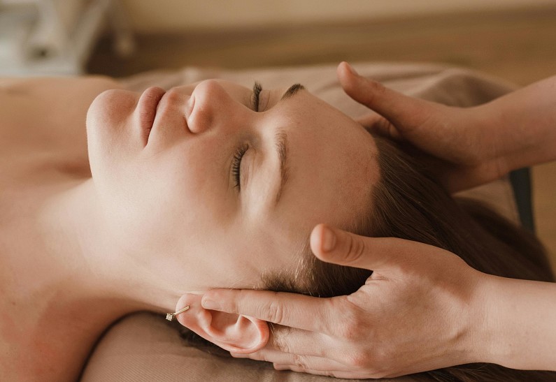 Бьюти-детокс без инъекций: ручной массаж лица возвращает моду на естественность