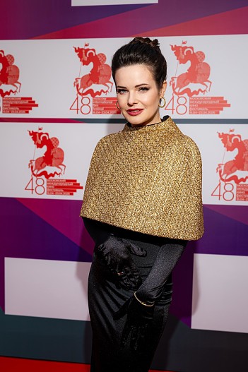 Анна Пескова (украшения Mercury)