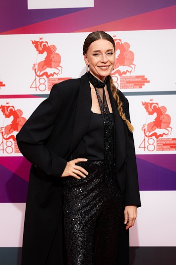 Любовь Толкалина (серьги Mercury)