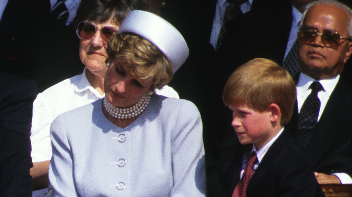 Принц Гарри обвинил королевский протокол в гибели своей матери