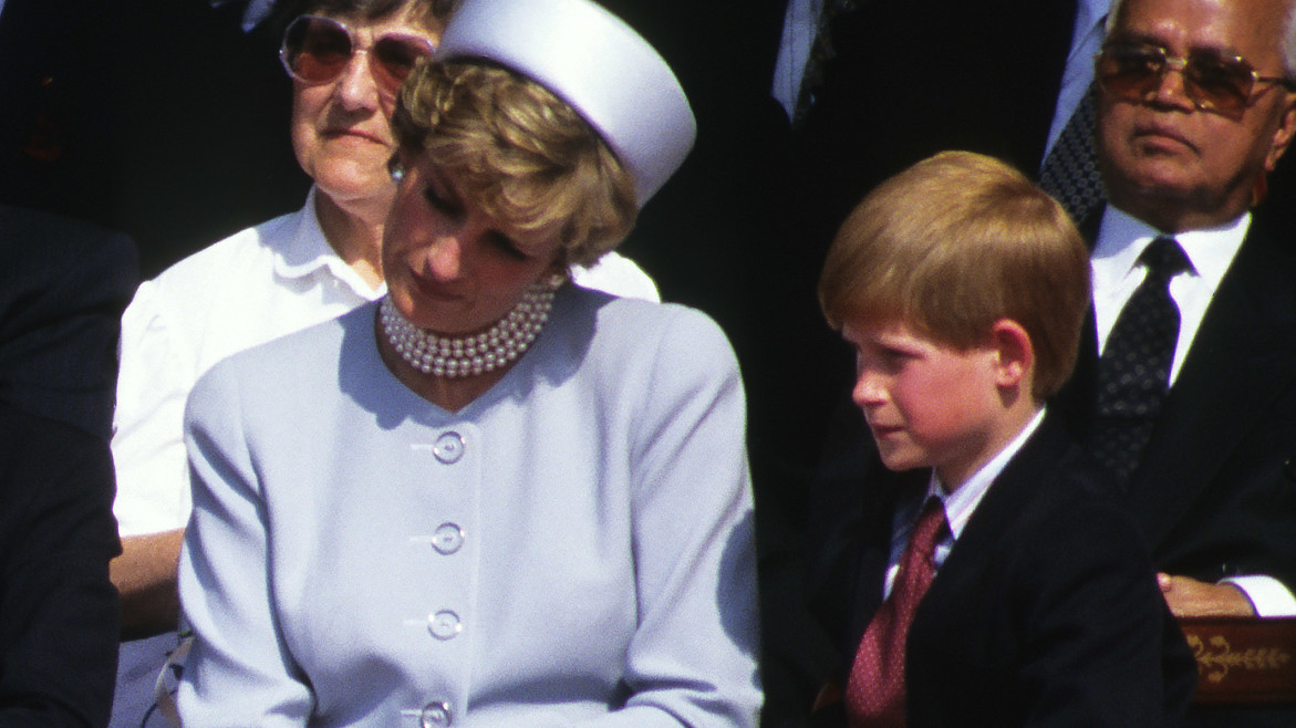 Принц Гарри обвинил королевский протокол в гибели своей матери