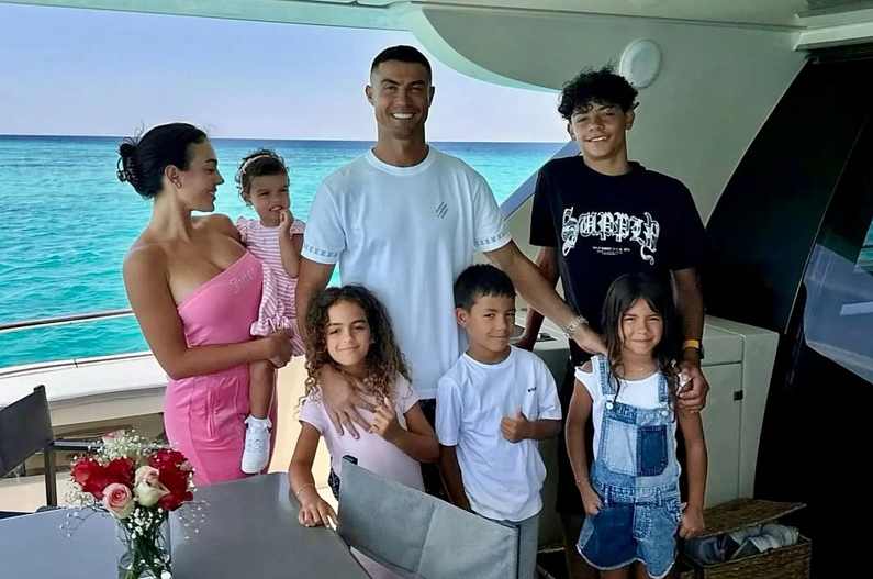 Криштиану Роналду с семьей