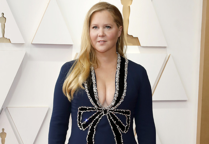 Экстремально похудевшая Эми Шумер показала селфи в купальнике.