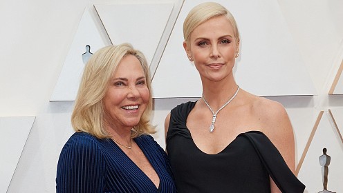 «Я ощущала его злость»: Шарлиз Терон раскрыла подробности гибели отца от рук матери