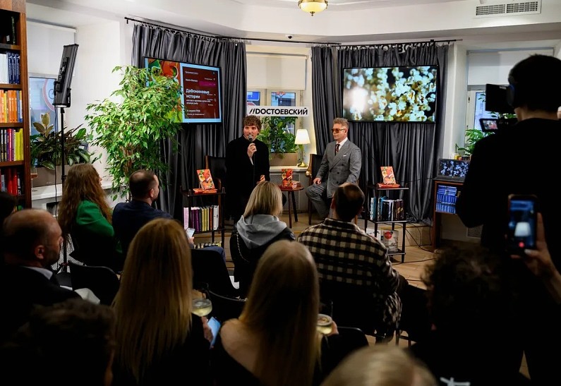 Митя Фомин выпустил первую книгу: «ДАФоминовые истории, или как я однажды купил себе вязаную рыбу»