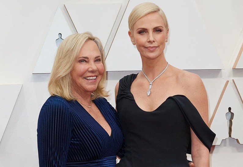 «Я ощущала его злость»: Шарлиз Терон раскрыла подробности гибели отца от рук матери