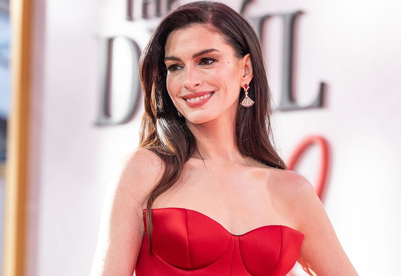 Энн Хэтэуэй рассказала, каково ей быть мамой мальчиков