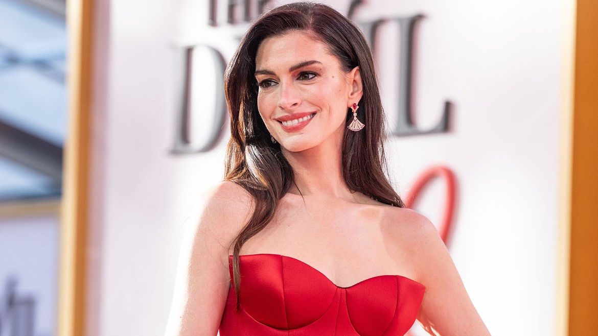 Энн Хэтэуэй рассказала, каково ей быть мамой мальчиков