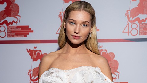 Лучшие образы красной дорожки открытия ММКФ: Кристина Асмус, Настасья Самбурская, Даниил Воробьёв и другие