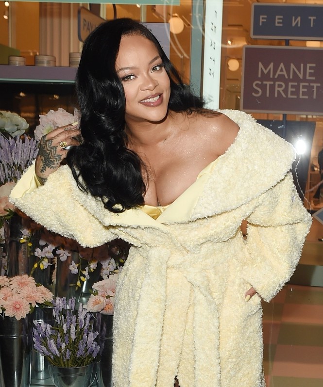 Рианна снялась в первой совместной фотосессии с маленькой дочерью