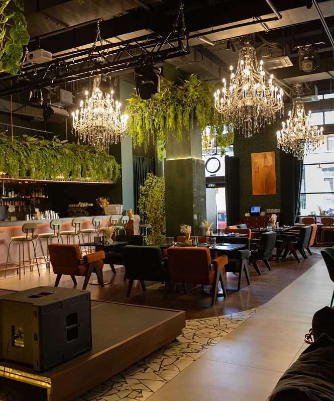 Веранда, новое меню и стильные вечеринки: бар «ЗОРИ» к встрече лета готов