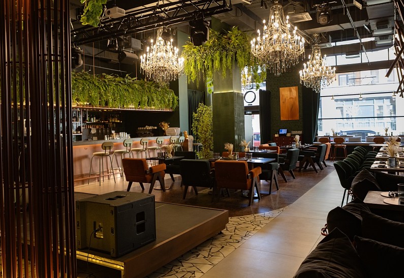 Веранда, новое меню и стильные вечеринки: бар «ЗОРИ» к встрече лета готов