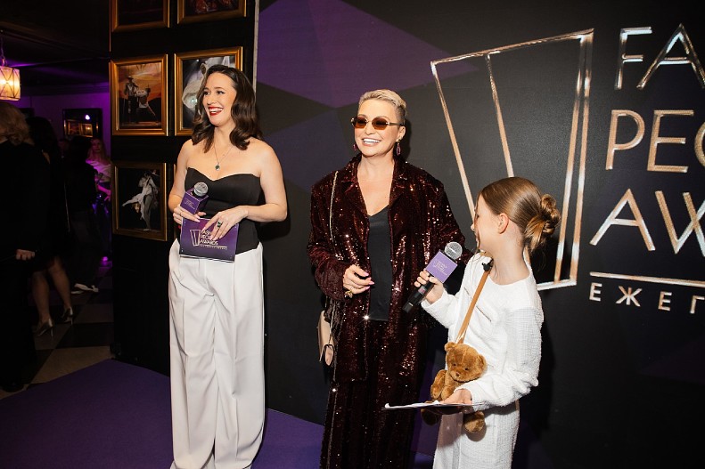 Ведущие дорожки Мария Топчий и Несс Егорова с Катей Лель