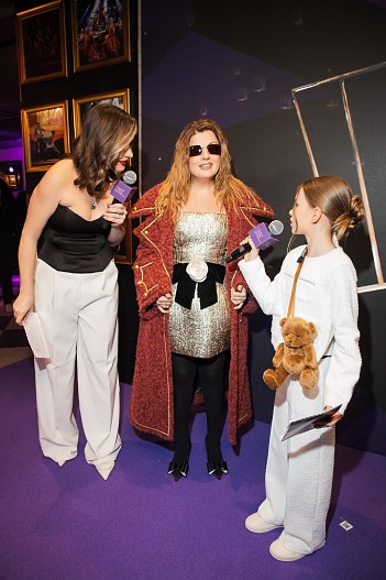 Ведущие дорожки Мария Топчий и Несс Егорова с Дианой Гурцкая