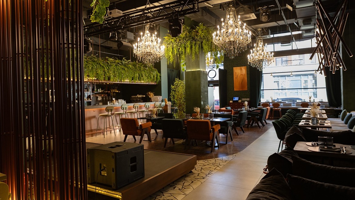 Веранда, новое меню и стильные вечеринки: бар «ЗОРИ» к встрече лета готов