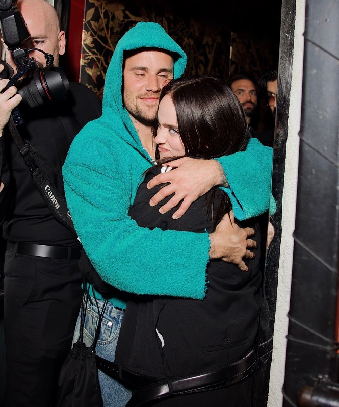 Билли Айлиш поделилась милыми фотографиями времен, когда она была фанаткой Джастина Бибера