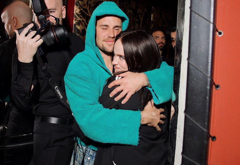 Билли Айлиш поделилась милыми фотографиями времен, когда она была фанаткой Джастина Бибера