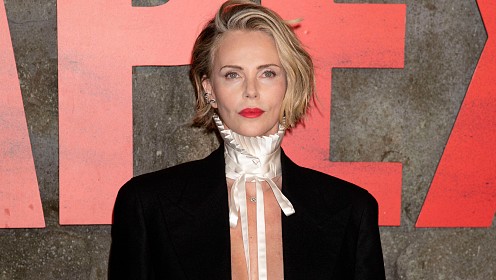 Шарлиз Терон взобралась на вершину небоскреба в рамках промокампании триллера «Вершина»