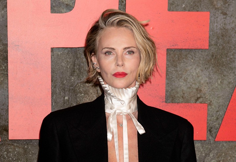 Шарлиз Терон взобралась на вершину небоскреба в рамках промокампании триллера «Вершина»