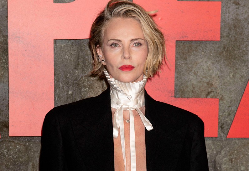 Шарлиз Терон взобралась на вершину небоскреба в рамках промокампании триллера «Вершина»