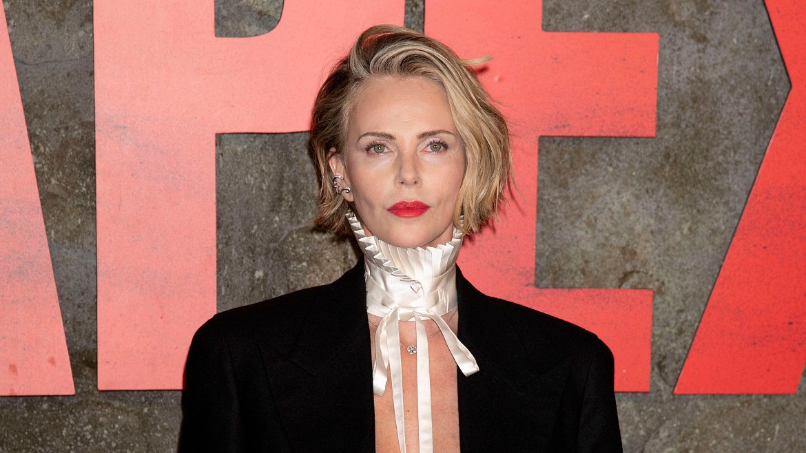 Шарлиз Терон взобралась на вершину небоскреба в рамках промокампании триллера «Вершина»