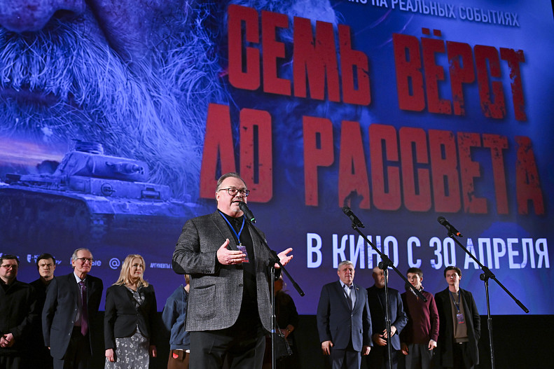 Алексей Рязанцев и съемочная группа фильма