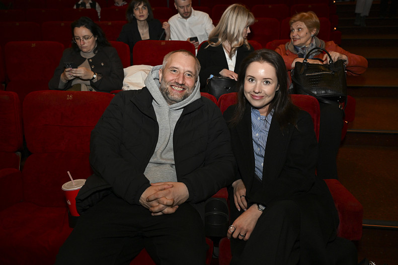 Юрий Быков со спутницей