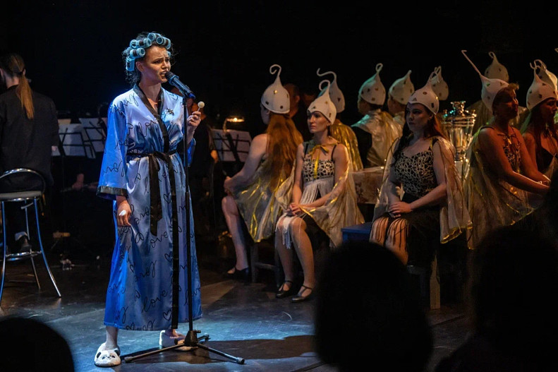 Сцена из спектакля «Муха» (г.Новоуральск)