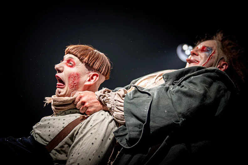 Сцена из спектакля «Разбитый кувшин» (г.Новокуйбышевск)