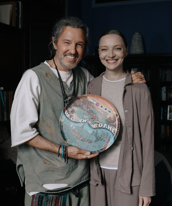 Екатерина Вилкова, Игорь Верник и Илья Любимов на съемках сериала «На своей волне». Первые фото!