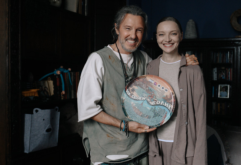 Екатерина Вилкова, Игорь Верник и Илья Любимов на съемках сериала «На своей волне». Первые фото!