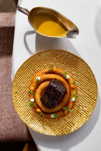 Чуррос с ребром, карри и чёрным чесноком