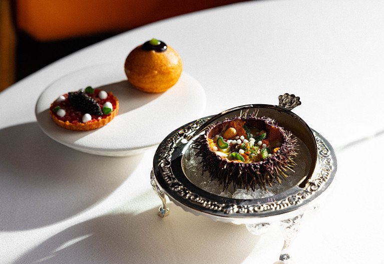 Выдержанный бычок с чёрной икрой, Пончик даси с лобстером и тамариндом, Севиче из морского ежа