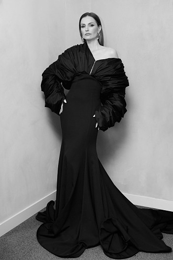 Александра Савельева (бомбер и платье Munique)