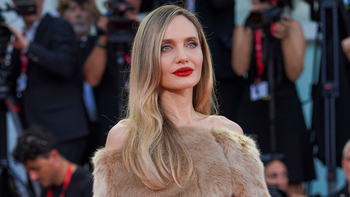 Дочь Анджелины Джоли снова проигнорировала отца и посвятила трогательную речь матери