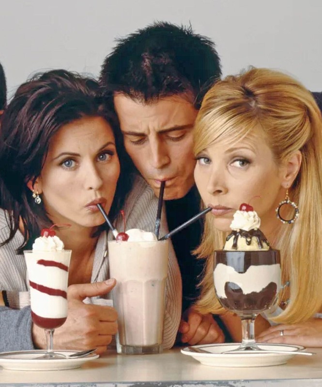 Лиза Кудроу рассказала о колоссальных гонорарах актеров сериала «Друзья» по сей день