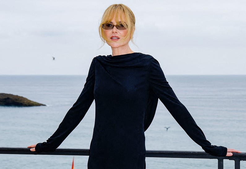 Внешний вид Николь Кидман на показе во Франции вызвал тревогу у фанатов