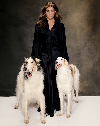 Платье Les Filles d’Eva; сандалии Pinko