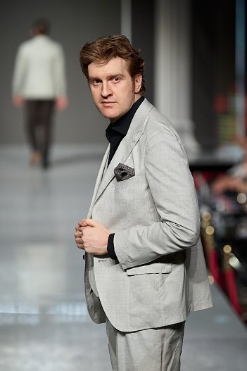 Александр Белов в показе Raschini