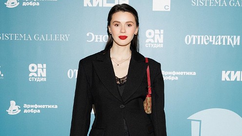 Анна Богомолова, Кирилл Косолапов, Александра Власова открытии благотворительной выставки «Отпечатки памяти»