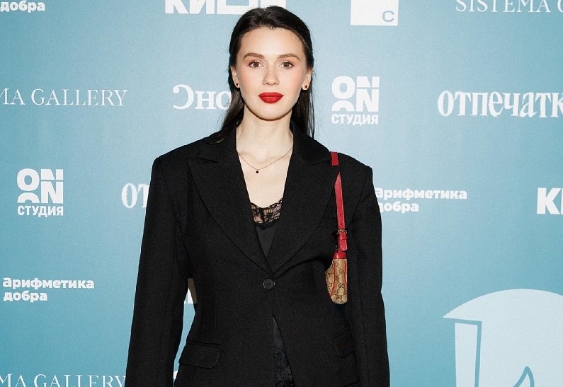 Анна Богомолова, Кирилл Косолапов, Александра Власова открытии благотворительной выставки «Отпечатки памяти»