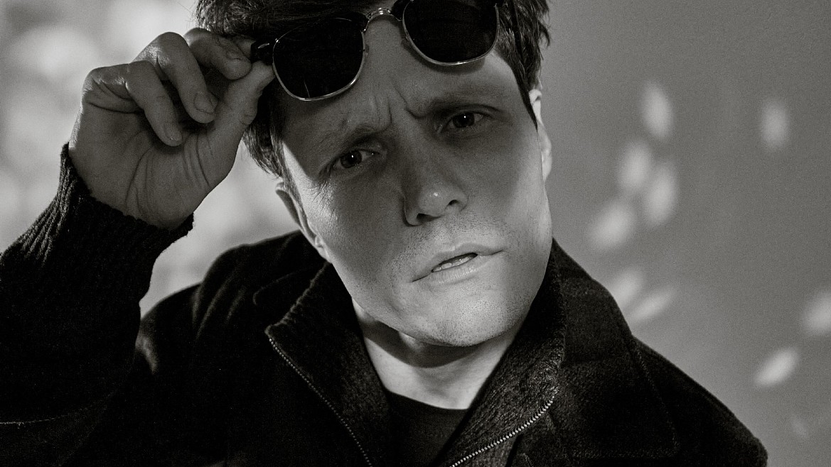 «Мы сняли отличный детектив»: Евгений Санников — о сериале «Отпечатки», «негодяйском» кинобэкграунде и тхэквондо